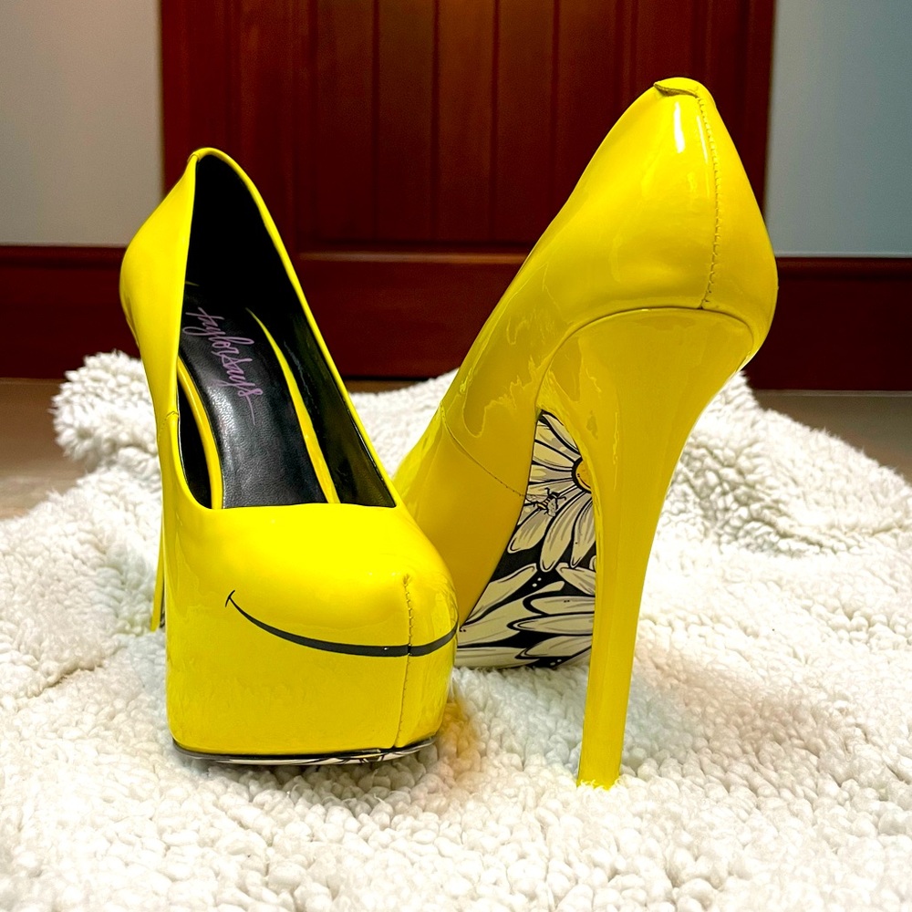 Taylor Says “Smiles” Patent Pump Heels